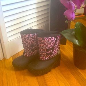 Brand new never worn girls water proof winter boots size 10 toddlers.